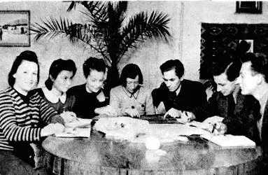 Wykład chemii fizycznej w mieszkaniu J. Bugajskiego - 1942 r. W środku prof. Dorabialska, obok prof. M. Serwiński
