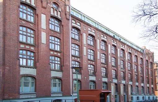 budynek fabryczny z cegły z przełomu XIX i XX wieku